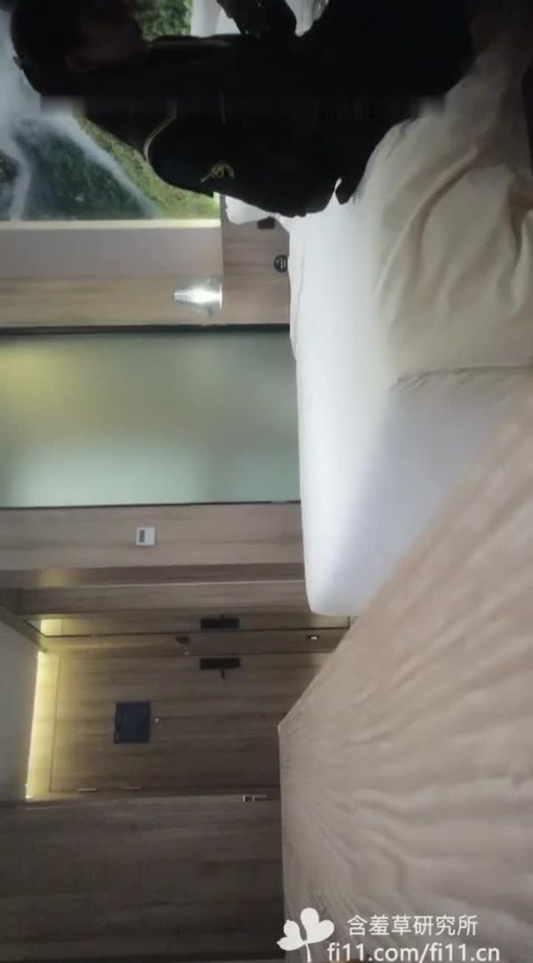 酒店约了个颜值不错短裙妹子啪啪,口交穿着衣服上位骑乘抽插