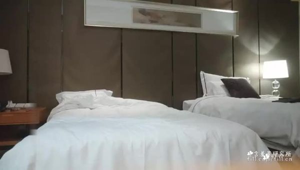 花重金约了个丰满身材哺乳期少妇啪啪，揉搓挤奶特写口交按着大力抽插猛操